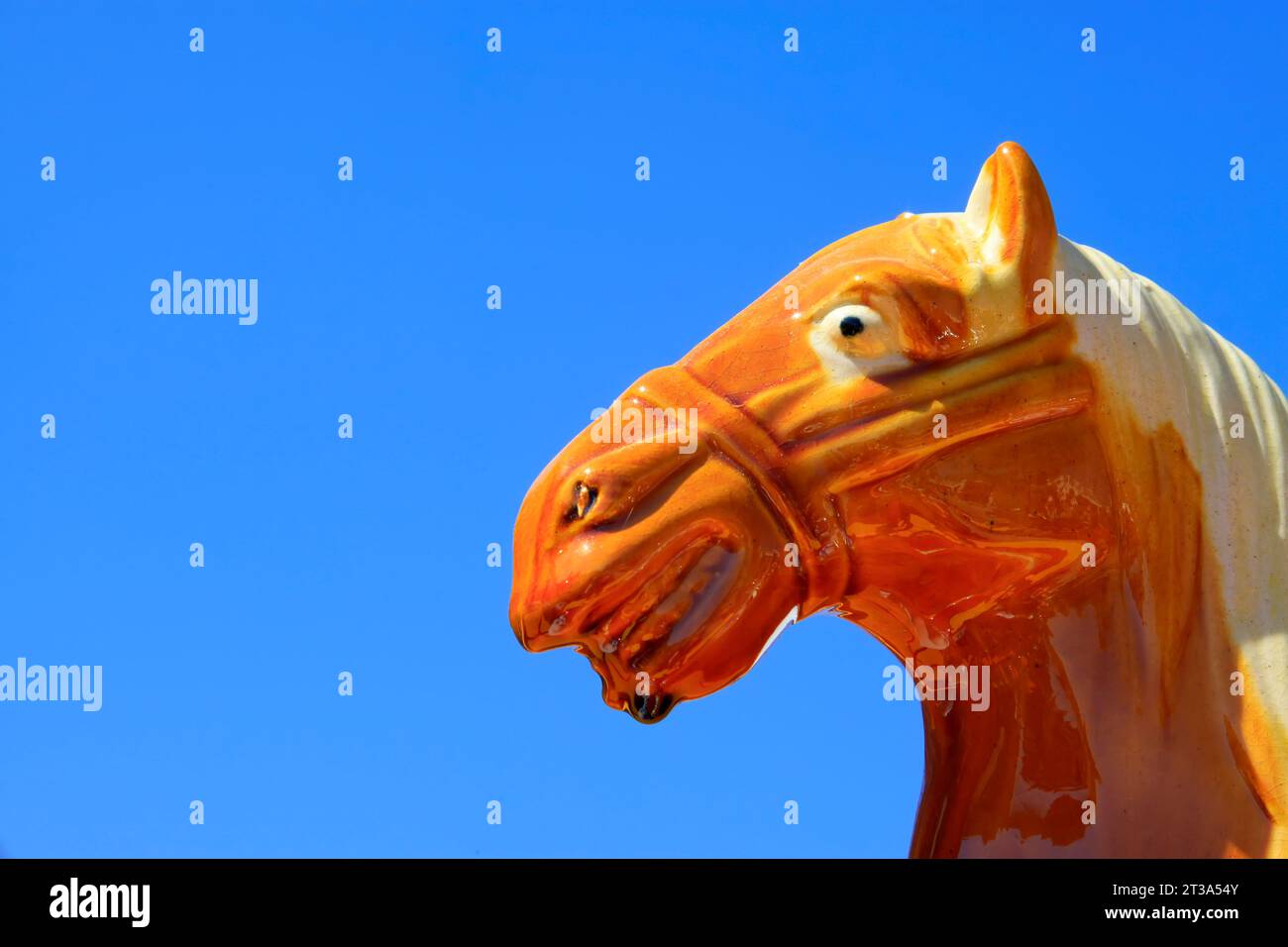 testa di cavallo in ceramica sotto il cielo blu, primo piano della foto Foto Stock