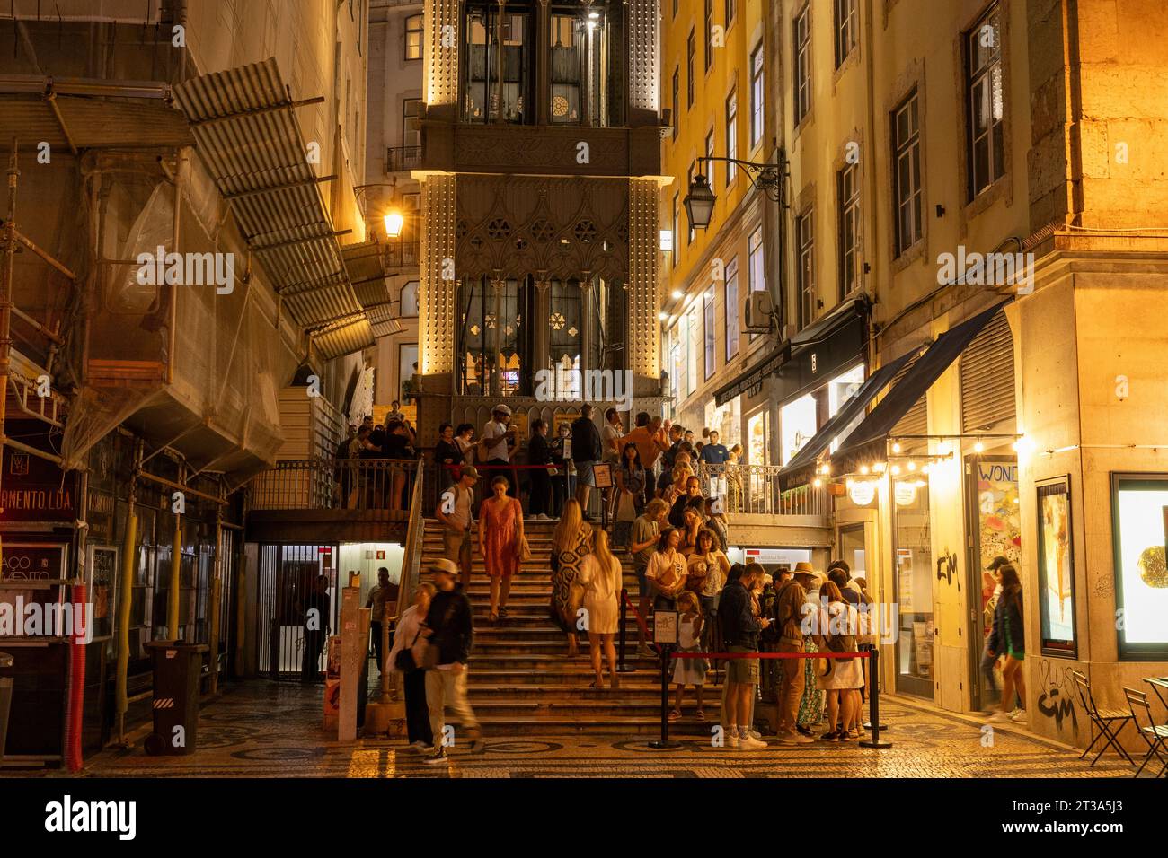 Lisboa, Portogallo - 19.09.2023 turisti in coda all'ingresso dell'ascensore di Santa Justa di sera. Città di Lisbona, Portogallo. Foto Stock