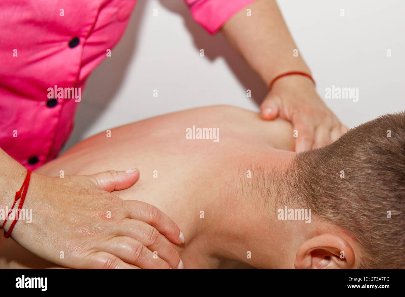 Professional collo terapeutico e massaggio della testa. l'uomo l'atleta in una sala massaggi. dolore la procedura di recupero. Fisioterapista femmina facendo manipolative Foto Stock