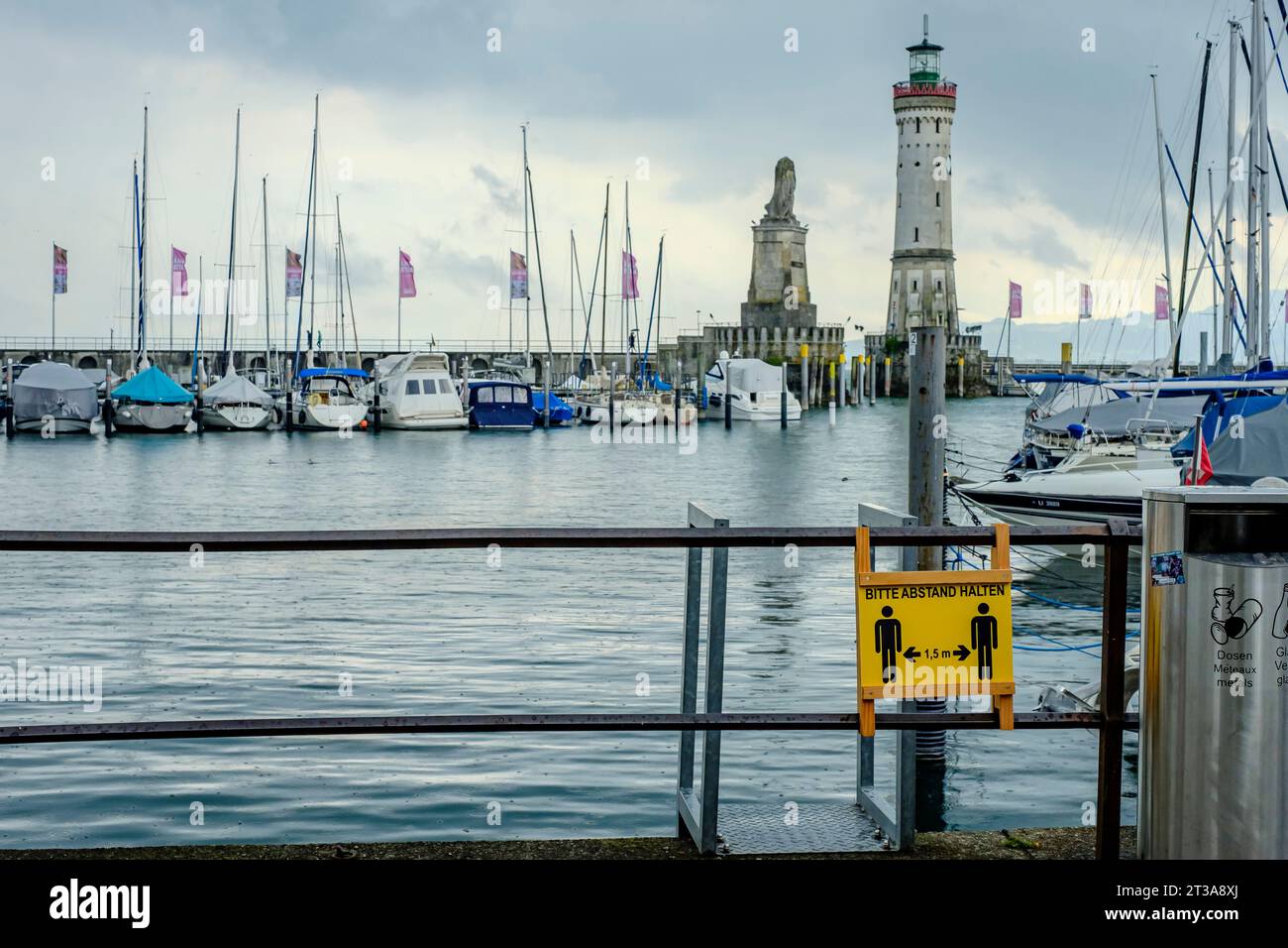 Cartello promozionale per il distanziamento sociale presso la ringhiera del porto nella città vecchia di Lindau (Lago di Costanza), Baviera, Germania. Foto Stock