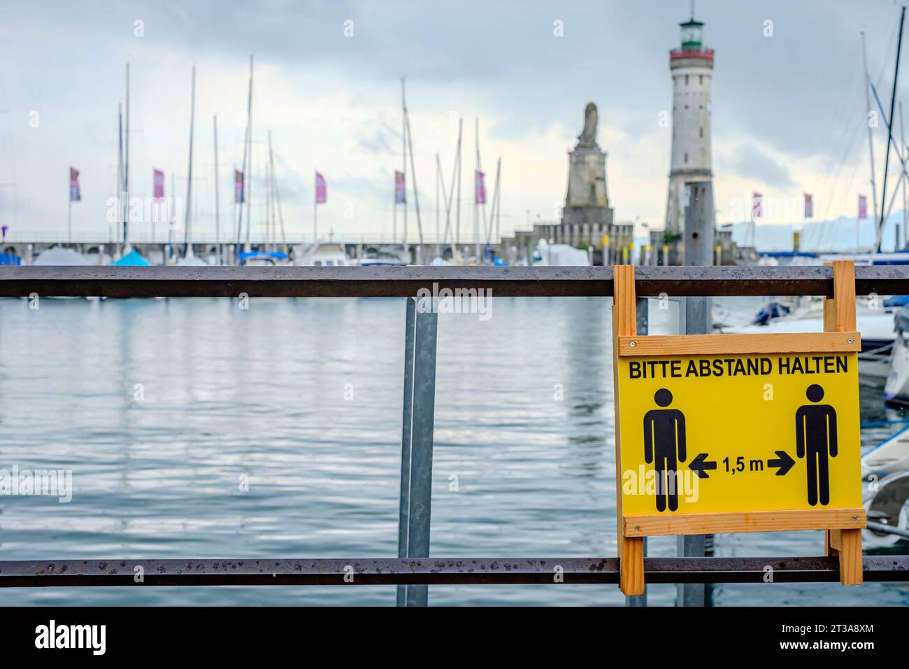 Cartello promozionale per il distanziamento sociale presso la ringhiera del porto nella città vecchia di Lindau (Lago di Costanza), Baviera, Germania. Foto Stock