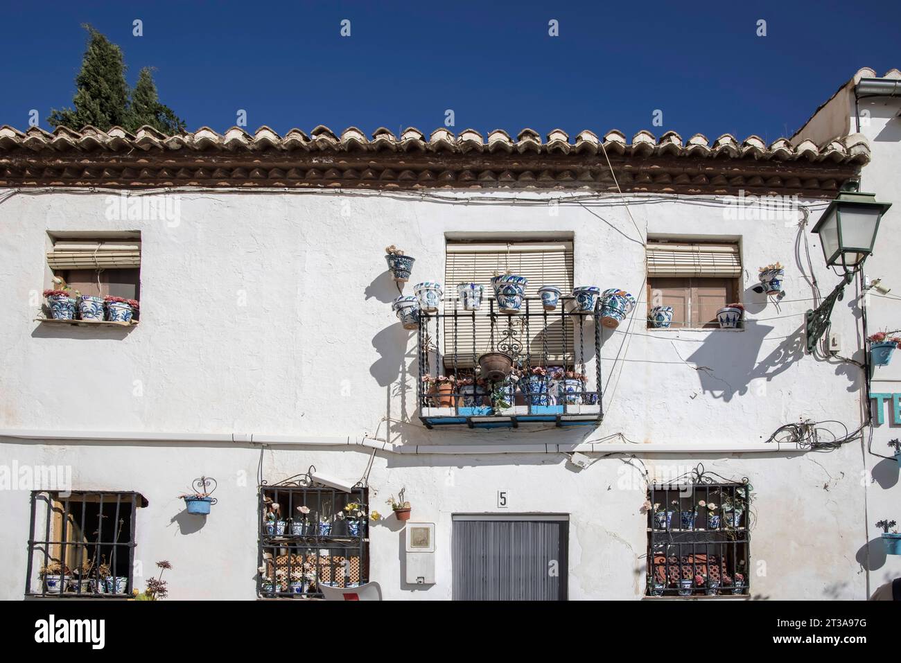 scene di strada nelle molte corsie della zona di albaicin di granada andalusia spagna Foto Stock