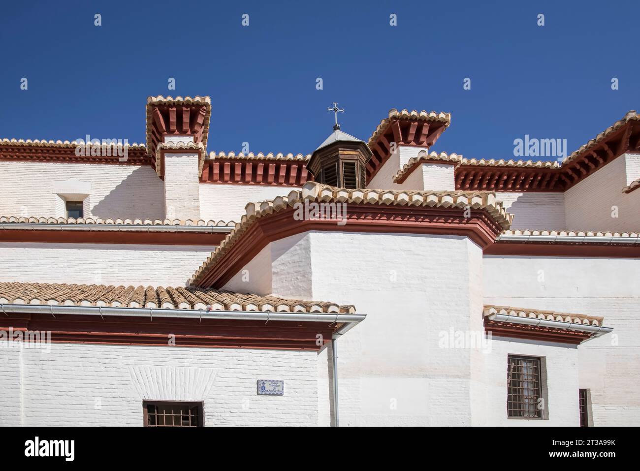 mirador de san nicolas e la chiesa di san nicolas in san nicolas plaza nella zona di albaicin di granada andalusia spagna Foto Stock