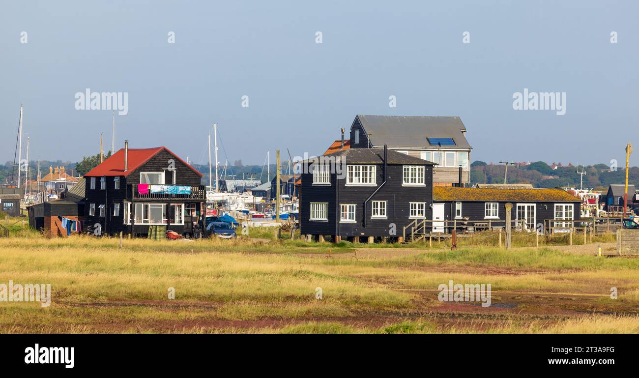 Edifici rivestiti in legno nero vicino al Rive Blyth, Walberswick, Suffolk. REGNO UNITO Foto Stock