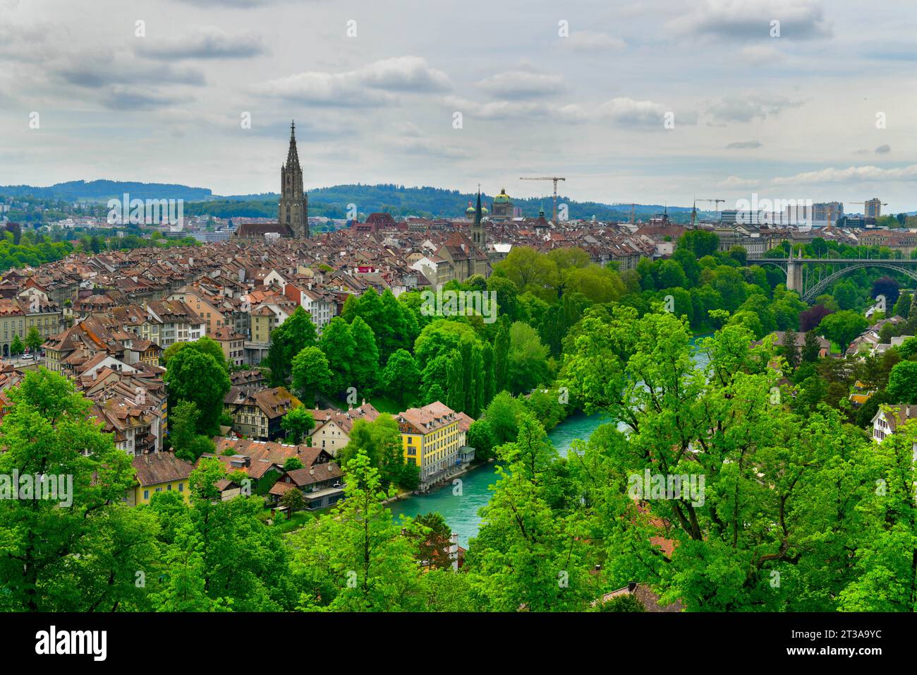 Vista del paesaggio urbano della città vecchia di Berna con i vecchi edifici, la torre della cattedrale di Berna e la vista sul fiume Aare, Berna è la capitale della Svizzera Foto Stock