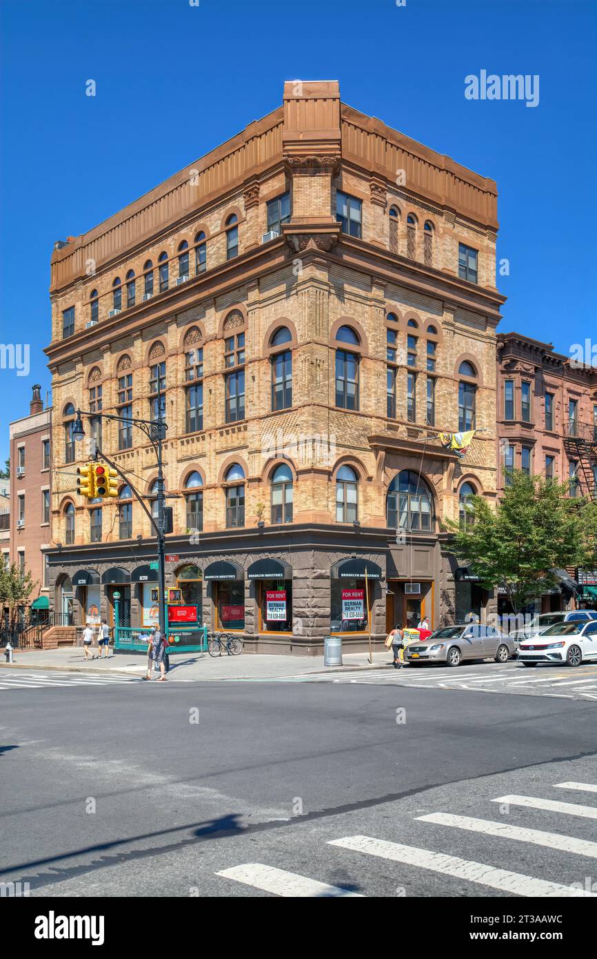 Park Slope, Brooklyn: Acme Hall, un edificio in stile revival romanico con elaborati lavori in mattoni, alte finestre con lo specchio di poppa e torre angolare. Foto Stock