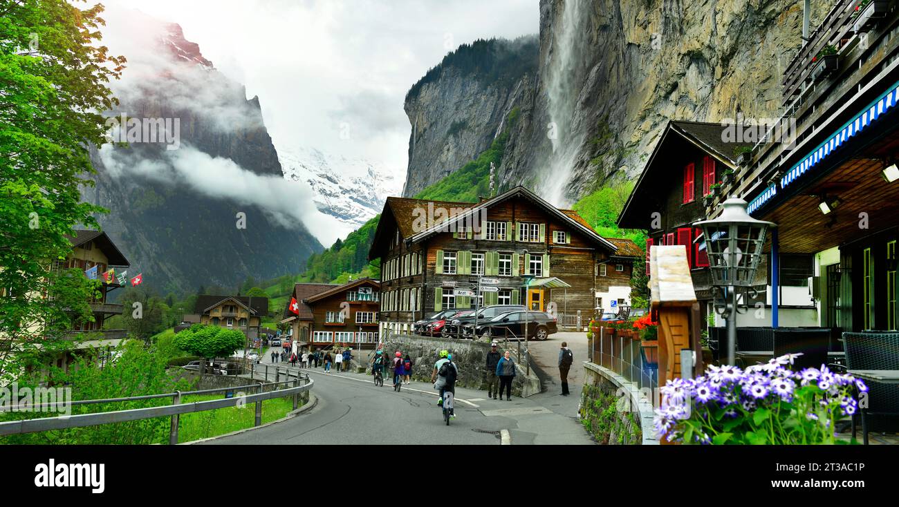 Vista panoramica della valle di Lauterbrunnen e della cascata di Staubbach nelle Alpi svizzere, in Svizzera. Foto Stock