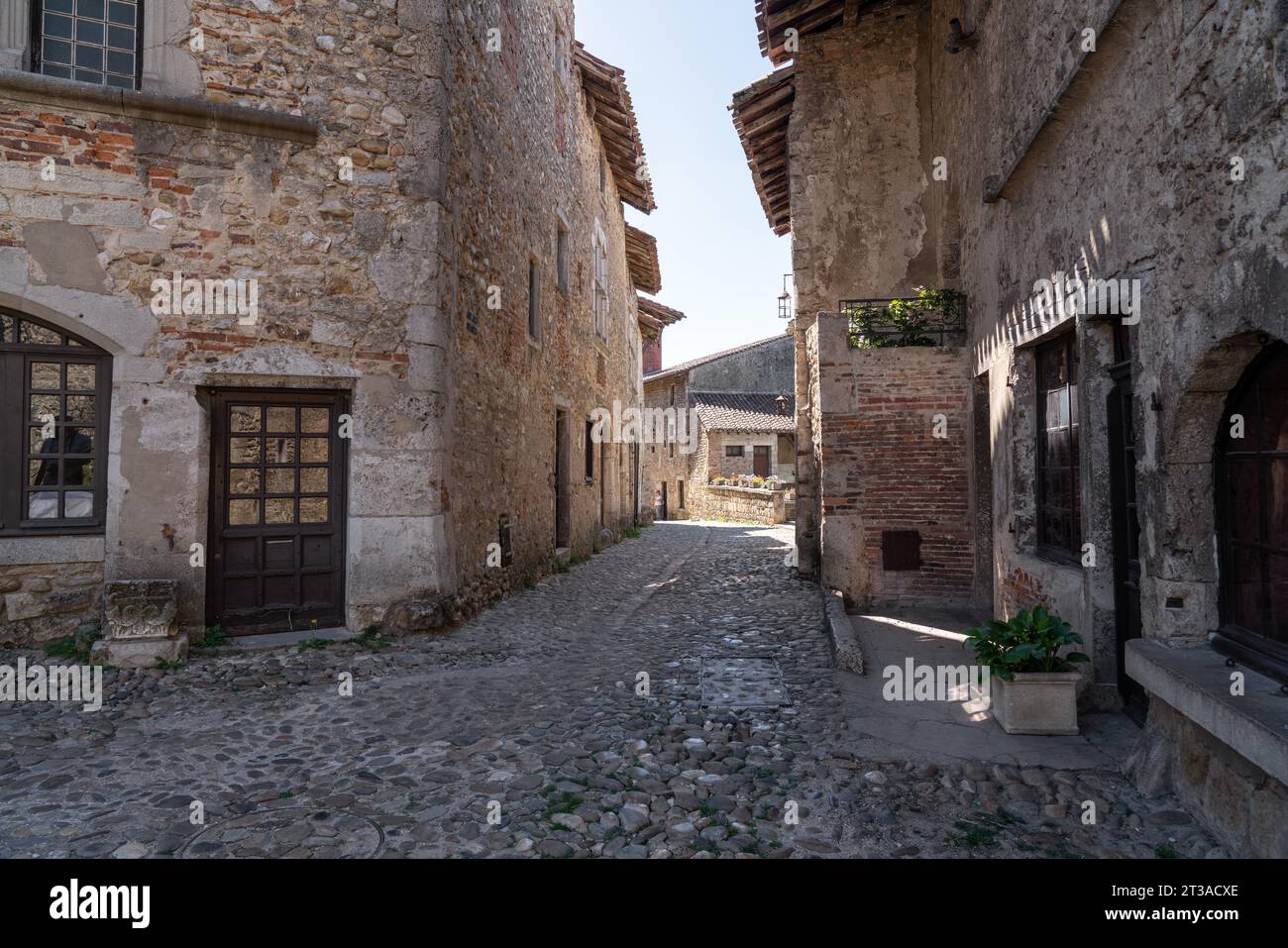 Villaggio medievale di Perouges in Alvernia dove furono girate le registrazioni dei tre moschettieri., Francia. fotografia vvbvanbree Foto Stock