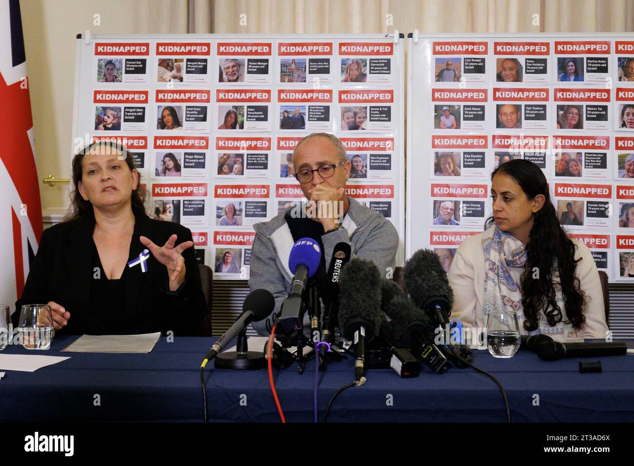 (Da sinistra a destra) Ayelet Svatitzky britannico-israeliano la cui madre e fratello sono stati presi in ostaggio da Kibbutz Nirim, David Barr britannico-israeliano la cui cognata Naomi è stata assassinata durante la sua fuga mattutina e Ofri Bibas Levy britannico-israeliano il cui fratello Jordan è stato preso in ostaggio dalla sua casa di Nir Oz insieme a sua moglie Shiri e ai loro figli Ariel, quattro, e Kfir di quattro mesi durante una conferenza stampa per le famiglie dei rapimenti britannici-israeliani vittime del conflitto israelo-Hamas, all'ambasciata israeliana a Londra. Foto Stock