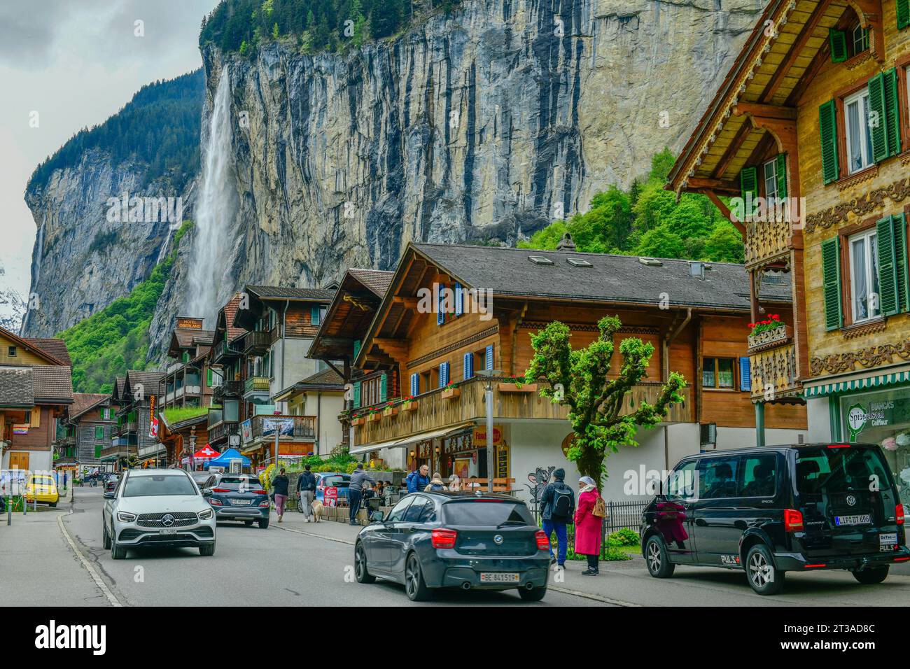 Vista panoramica della valle di Lauterbrunnen e della cascata di Staubbach nelle Alpi svizzere, in Svizzera. Foto Stock