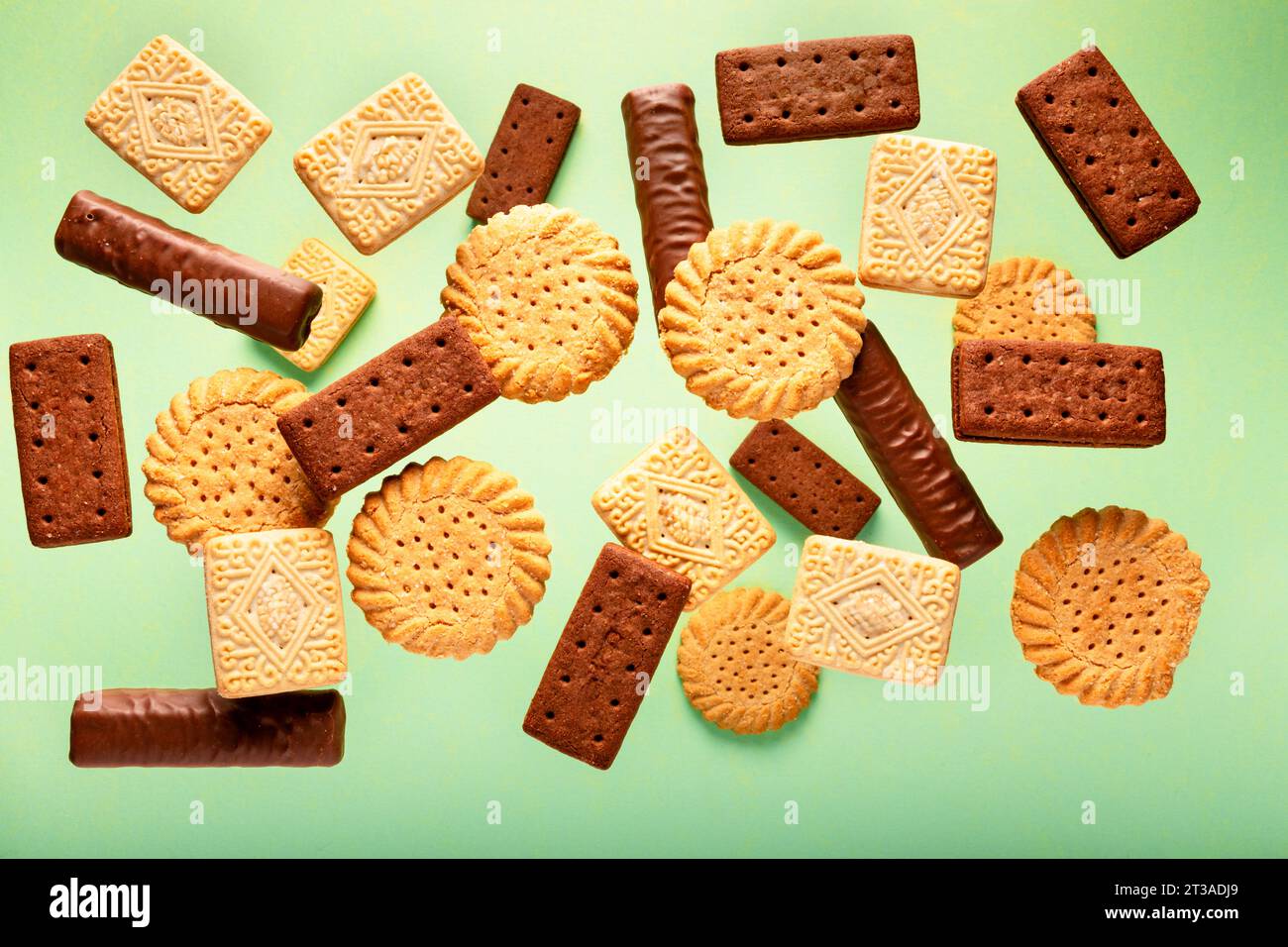 un assortimento di biscotti dolci su sfondo verde Foto Stock
