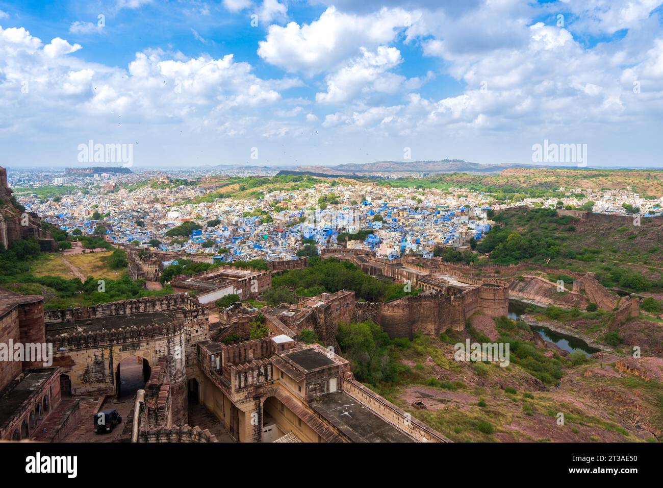 Affacciata sulla città vecchia di Jodhpur, la "città Blu" composta da case bramminiche. Il forte di Mehrangarh si trova a Jodhpur, nel Rajasthan, in India. Patrimonio mondiale dell'UNESCO Foto Stock