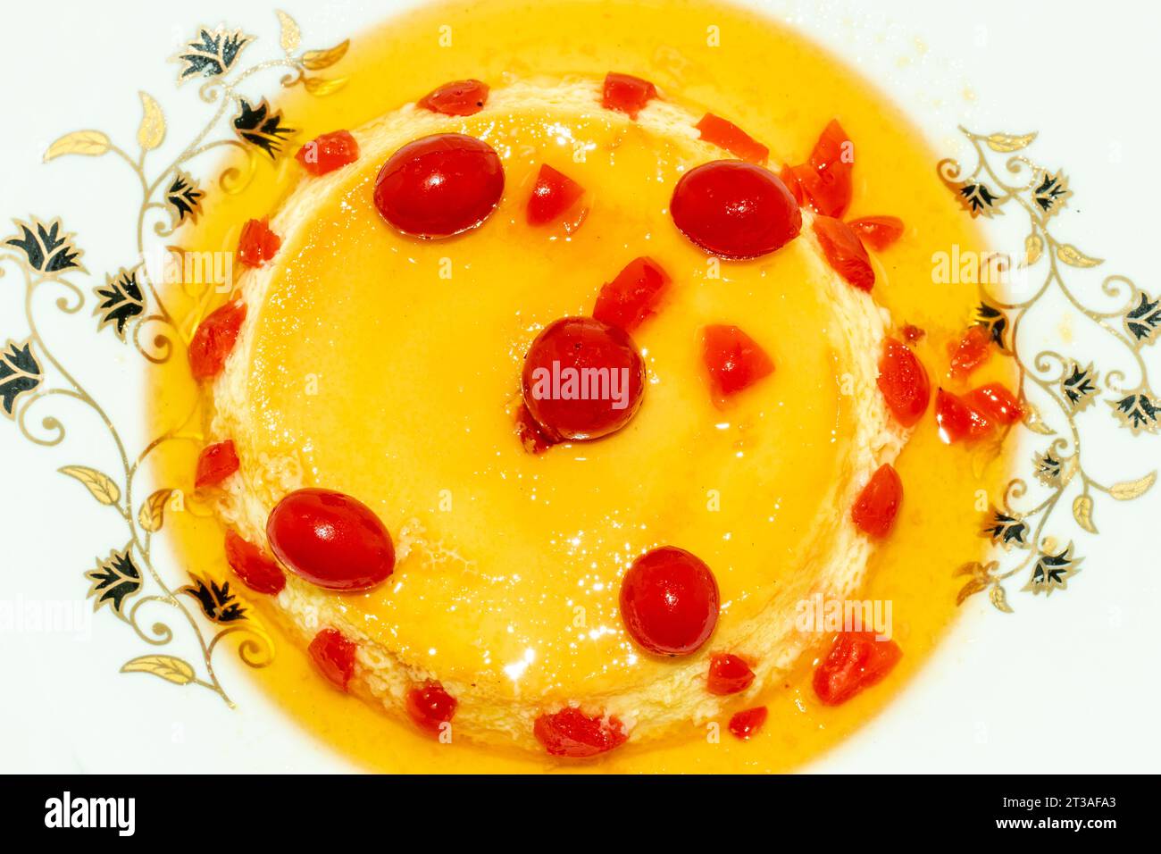 Dessert al forno come torte, torte, insalate di clafoutis, marinate di carne e pennarelli da cocktail. Budino preparato con latte d'uovo e zucchero e servito con Foto Stock