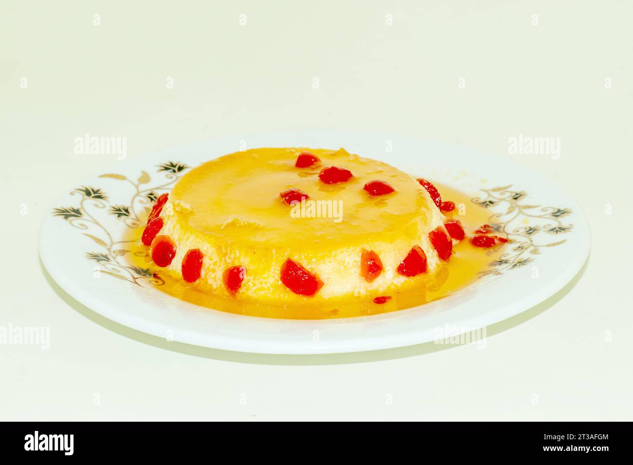 Le ciliegie rosse sono frutta dolce, versatile e estiva. Un budino dal sapore meraviglioso, preparato con latte d'uovo e zucchero e servito con salsa di ciliegia rossa Foto Stock