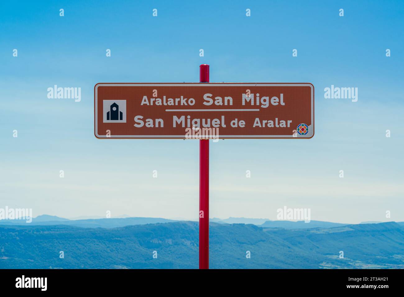 Navarra, Spagna. 8 agosto 2023. Cartello di San Miguel de Aralar, traduzione del testo di San Michele d'Aralar Foto Stock