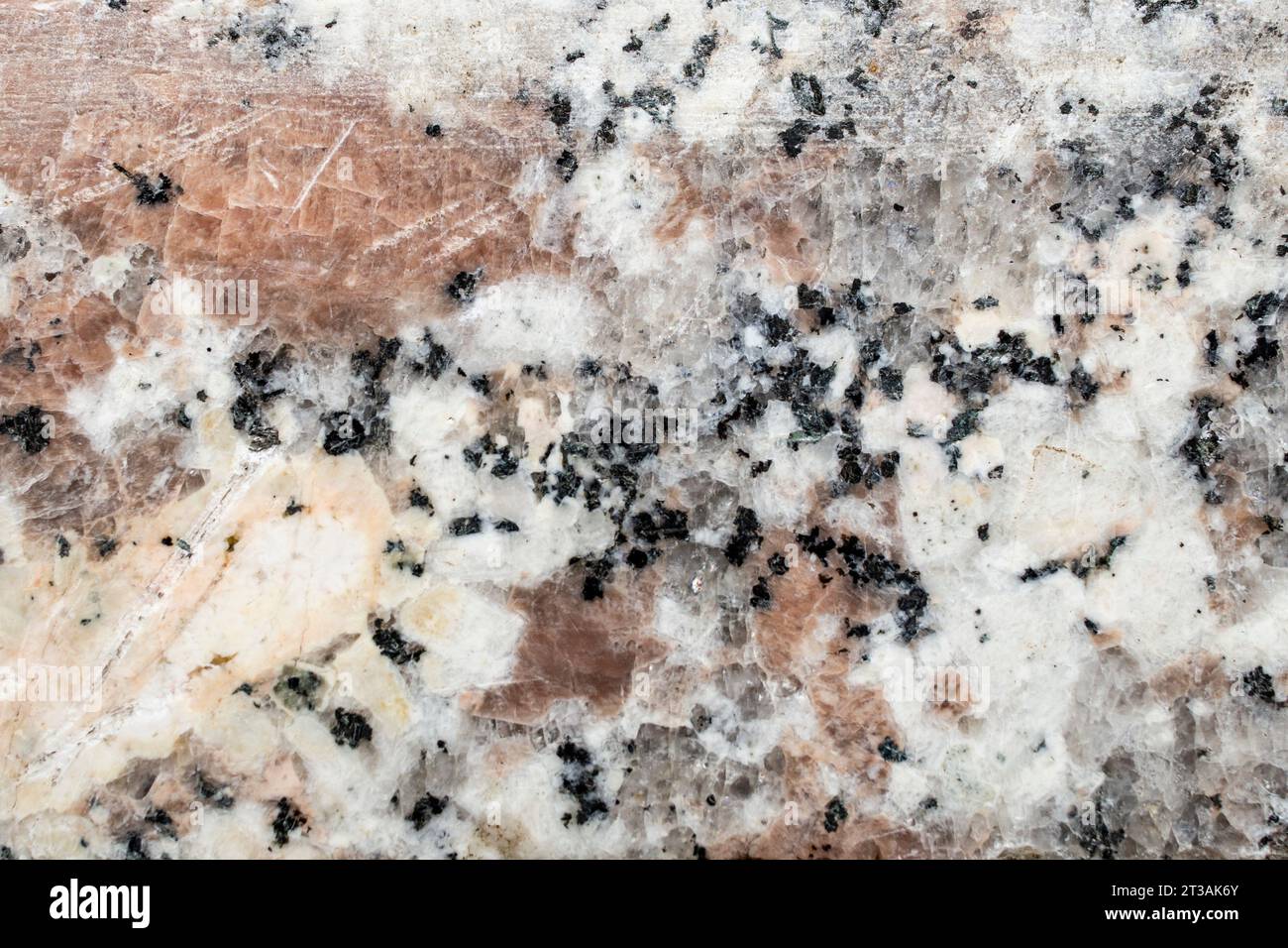 foto macro di un pezzo di marmo usurato, con crepe e graffi Foto Stock