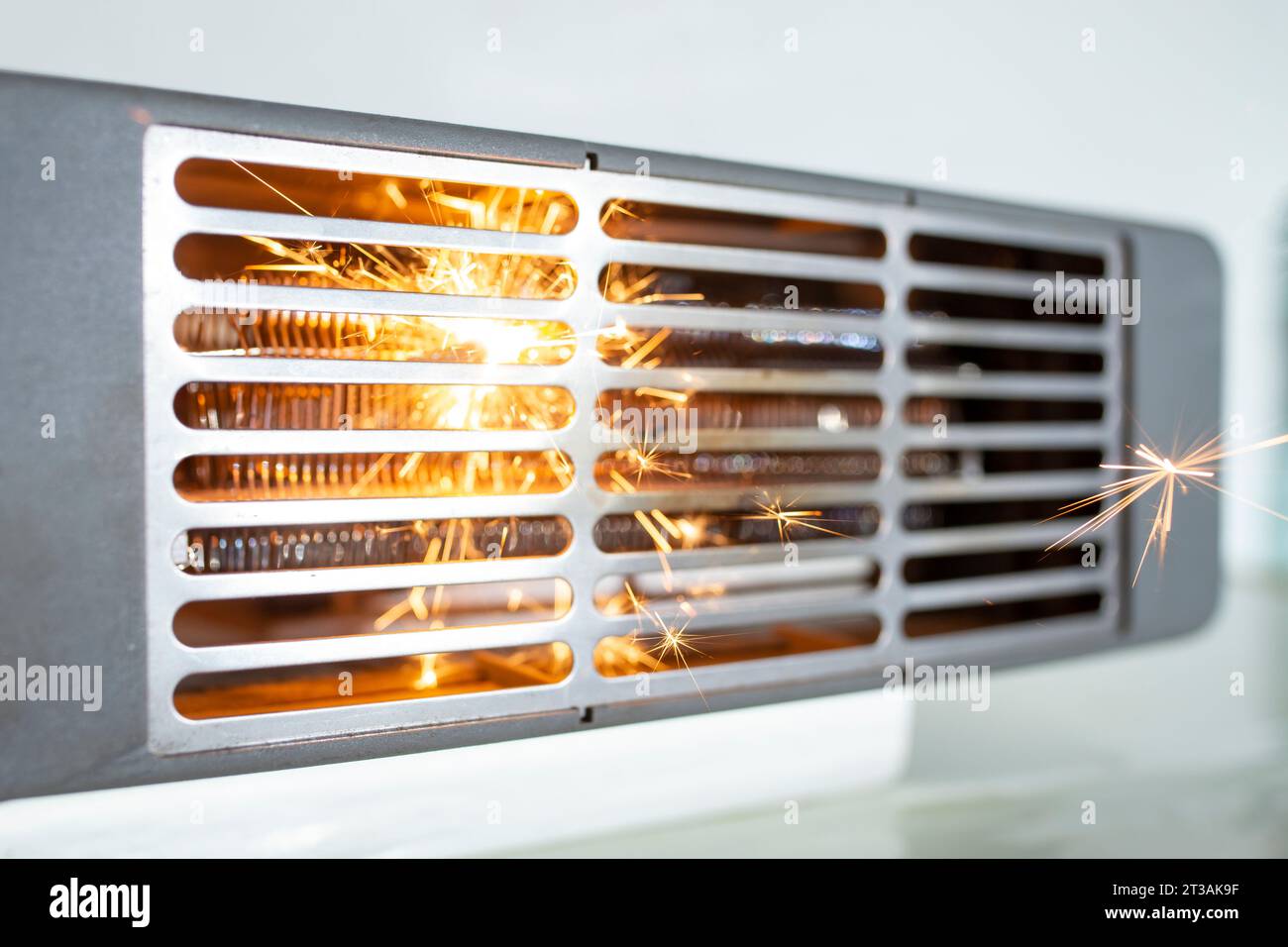 Il riscaldatore elettrico a ventola esplode con scintille, concetto creativo di cortocircuito domestico Foto Stock