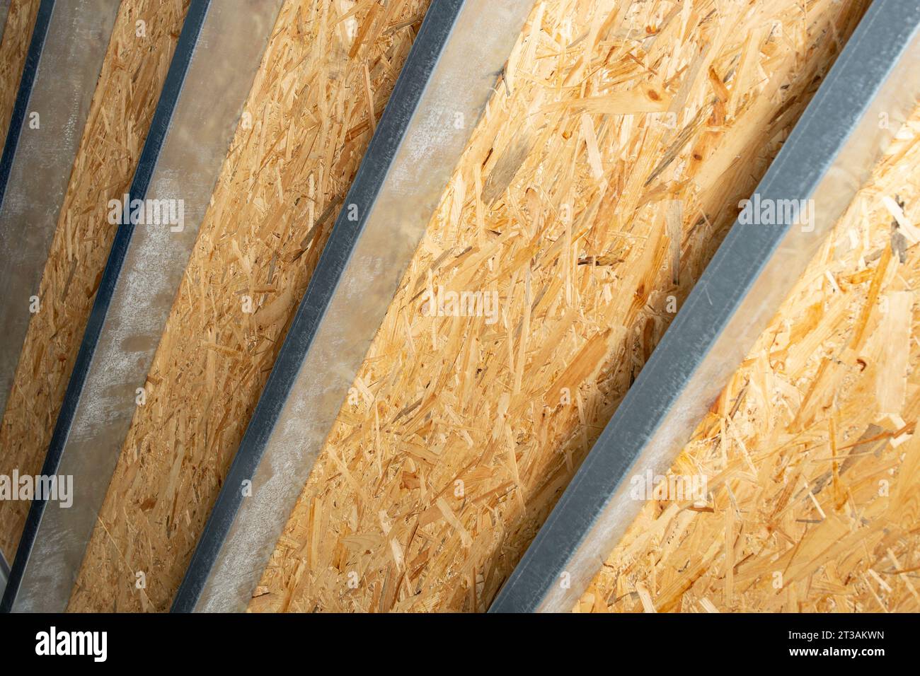 Copertura OSB con soffitto a travi metalliche, vista angolare, struttura astratta Foto Stock