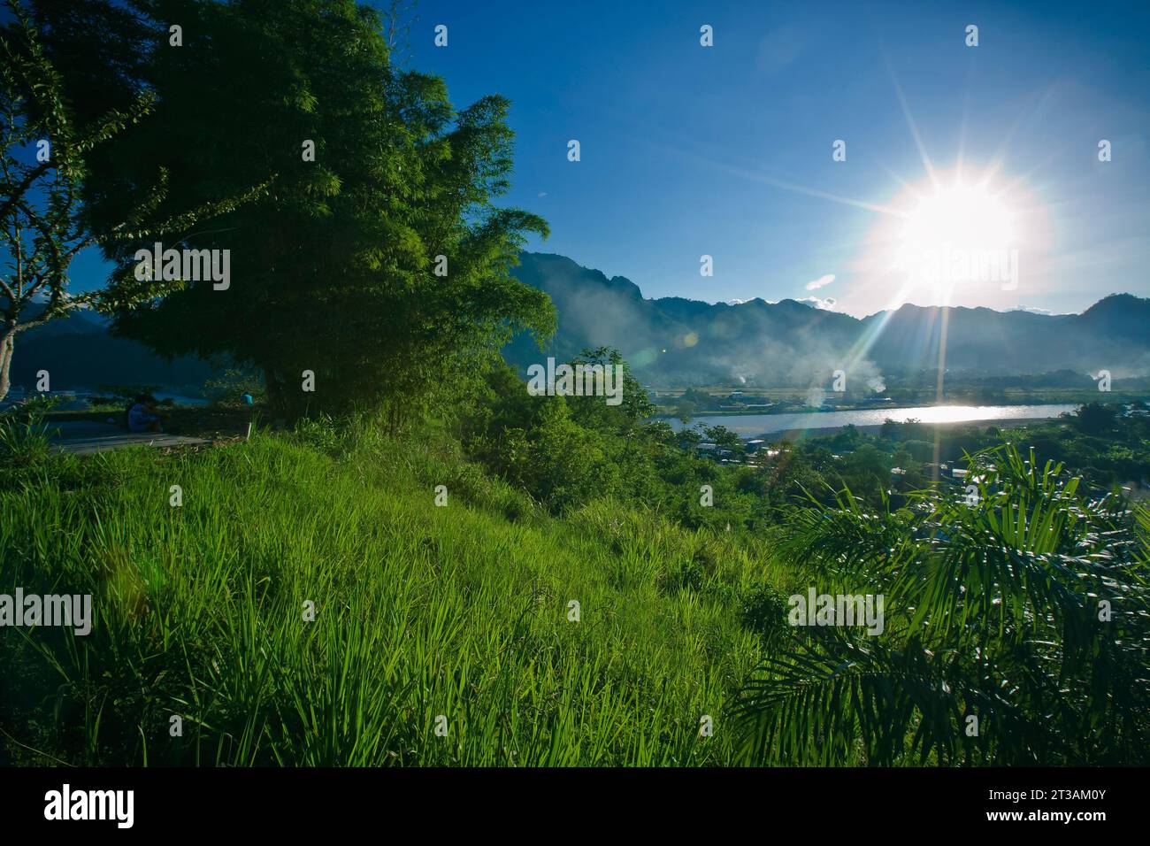 Il forte sole cade sulla città di Tingo Maria creando una splendida atmosfera, in Perù. Foto Stock