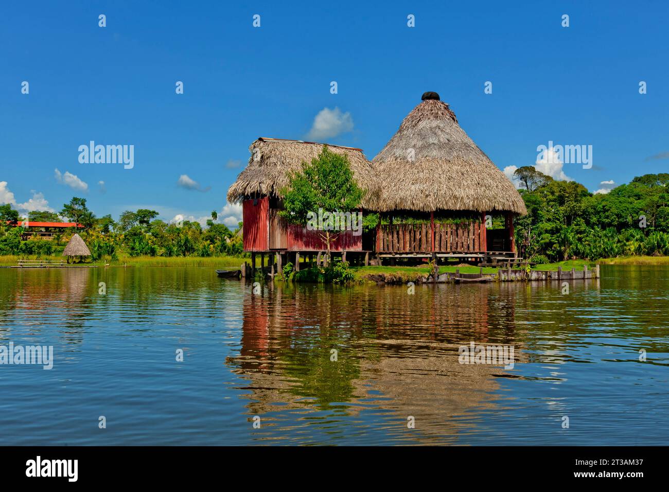 Casa in legno e paglia costruita sul lago nella giungla peruviana, Tingo Maria, Perù. Foto Stock