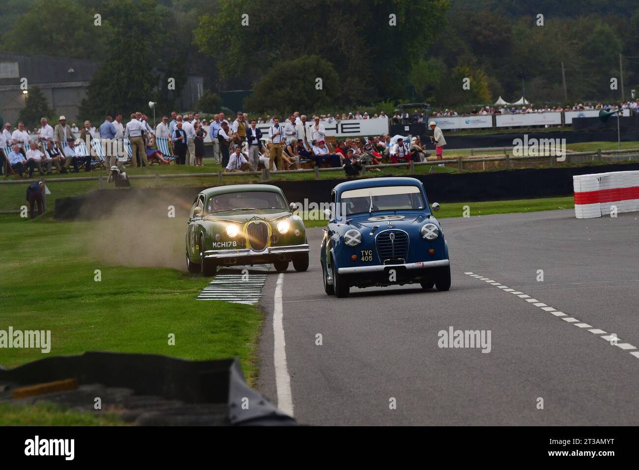 Marino Franchitti, Chris Harris, Austin A35, inseguendo Hard, Chris Ward, Andy Wallace, Jaguar Mk1, St Mary’s Trophy Race, seguono due sessioni di qualificazione Foto Stock