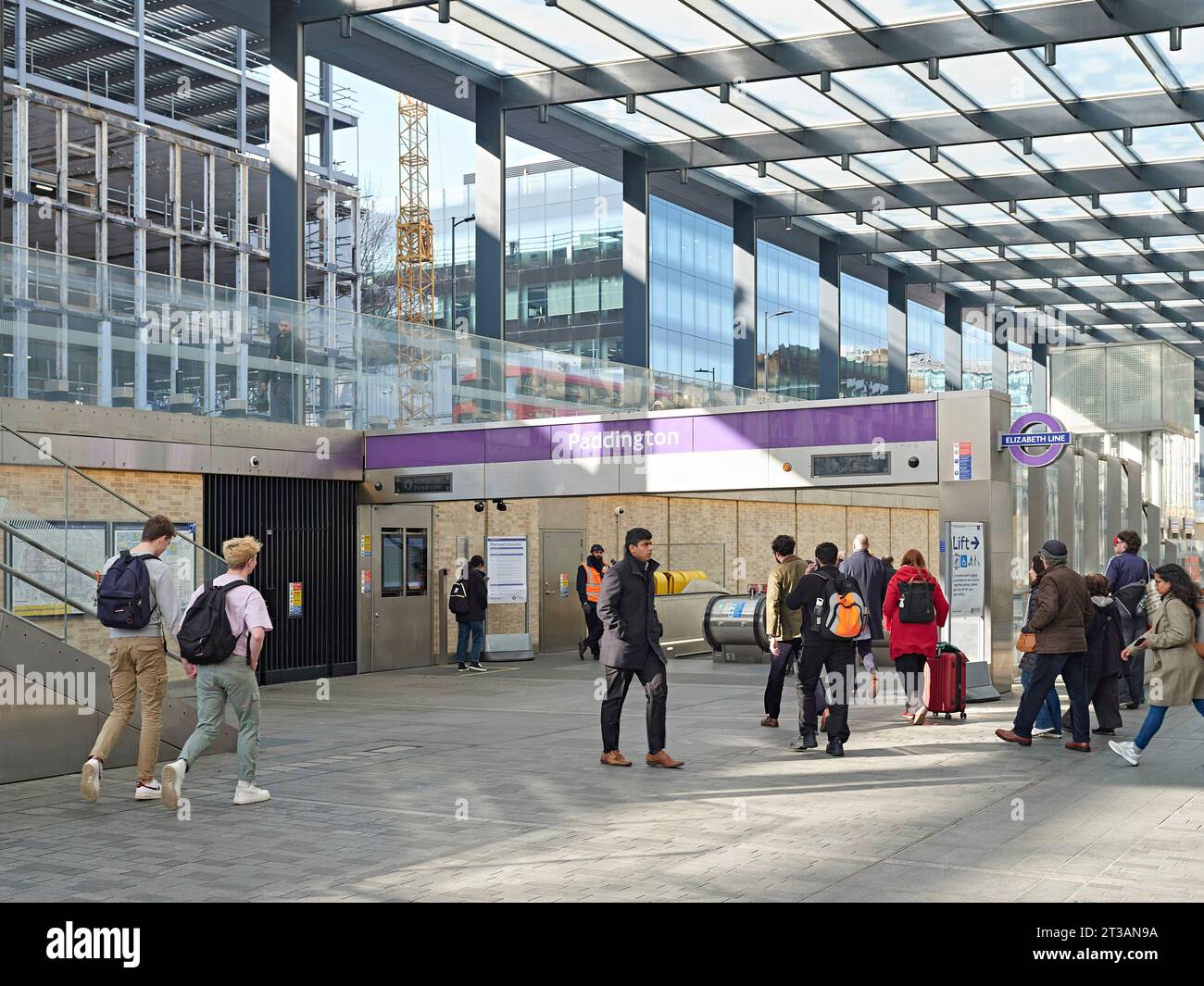 Collegamento a Elizabeth Line. Paddington Elizabeth Line Station, Londra, Regno Unito. Architetto: Weston Williamson + Partners , 2022. Foto Stock