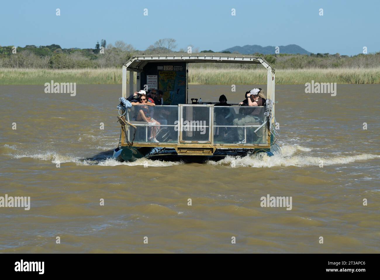 Chi è in vacanza può godersi un safari in barca con animali selvatici, visitare il parco naturale Isimangaliso, l'estuario di Santa Lucia, il KwaZulu-Natal, Sudafrica Foto Stock