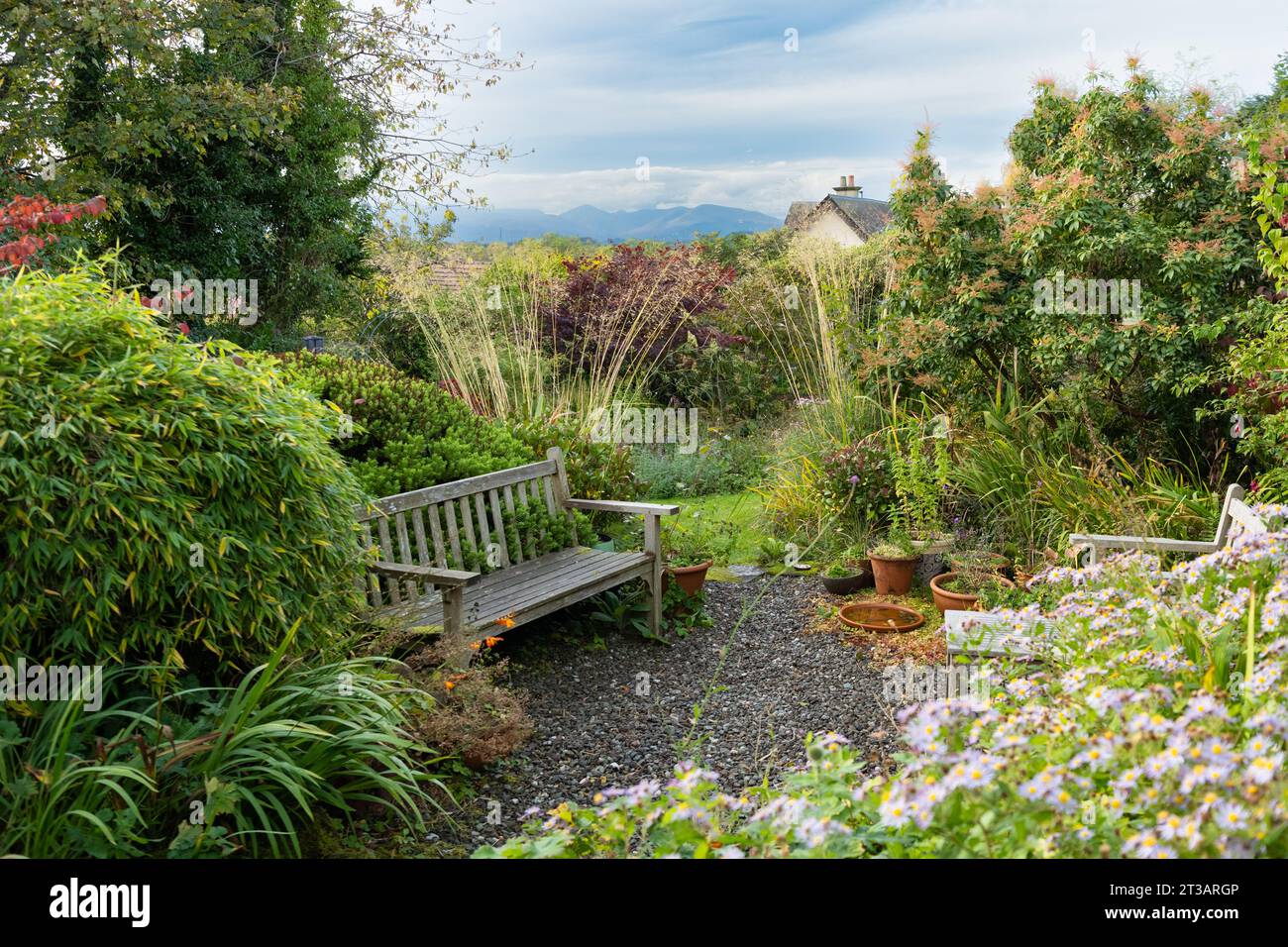 Area salotto con giardino appartata in un giardino in stile cottage con vista - Scozia, Regno Unito Foto Stock