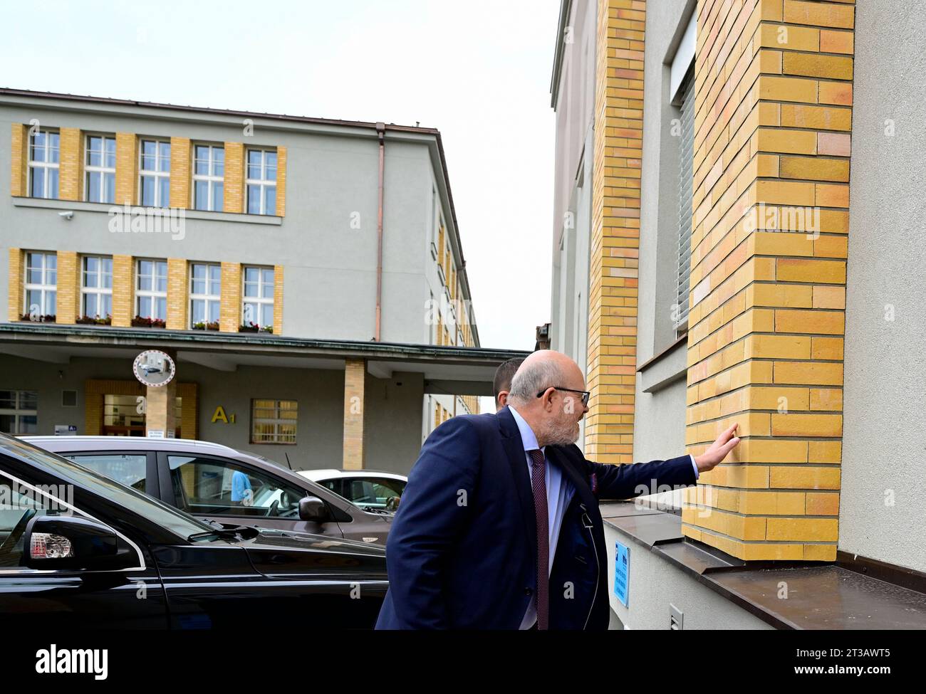 Praga, Repubblica Ceca. 24 ottobre 2023. Il Ministro della salute Vlastimil Valek arriva in visita all'ospedale universitario Thomayer (FTN) in occasione del completamento della ricostruzione centrale di diversi padiglioni e delle misure di risparmio energetico nei suoi edifici a Praga, Repubblica Ceca, 24 ottobre 2023. Crediti: Roman Vondrous/CTK Photo/Alamy Live News Foto Stock