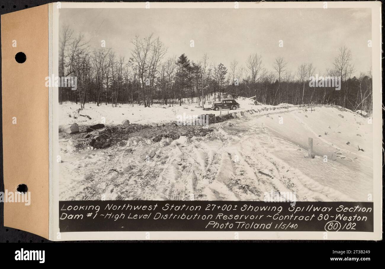 Contratto n. 80, High Level Distribution Reservoir, Weston, guardando verso nord-ovest sta. 27+00+/-, che mostra la sezione di versamento della diga 1, serbatoio di distribuzione ad alto livello, Weston, Massachusetts, 5 gennaio 1940 Foto Stock