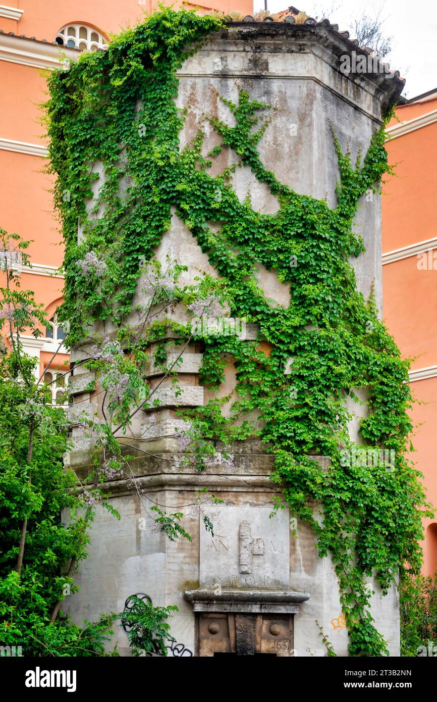 Cisterna con fasces in via Sannio, Roma, Italia Foto Stock