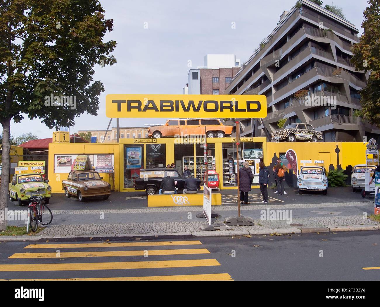 Germania, Berlino, Mitte, esterno del Trabi World sulla Zimmerstrasse che offre tour della città a bordo di vecchie vetture Trabant a 2 tempi. Foto Stock