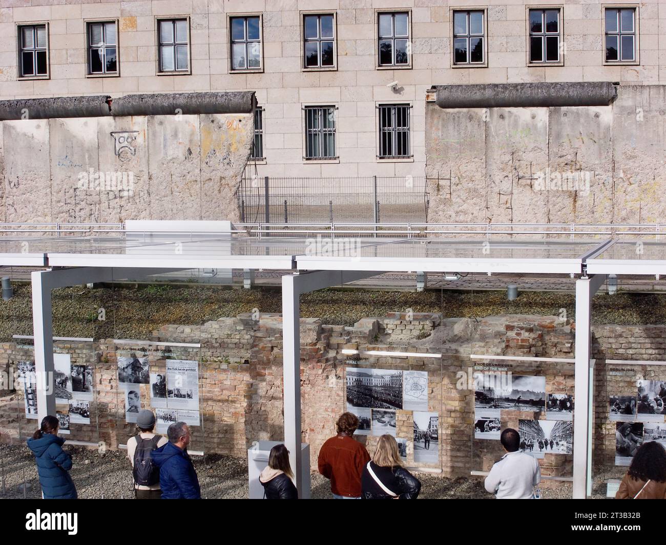Germania, Berlino, Niederkirchnerstrasse, Topografia del terrore, centro moderno sul sito dell'ex quartier generale della Gestapo, che documenta gli orrori del nazismo. Foto Stock