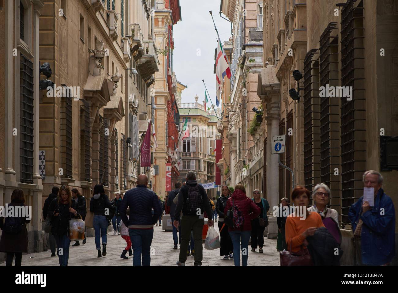 Grande gruppo di turisti che camminano in via Garibaldi nel centro storico di Genova. GENOVA - 1 MAGGIO 2019 Foto Stock