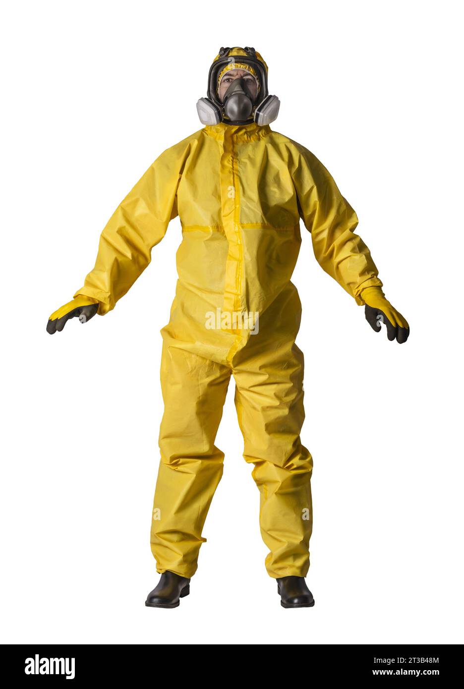 uomo con tuta protettiva gialla e maschera antigas isolata su bianco Foto Stock