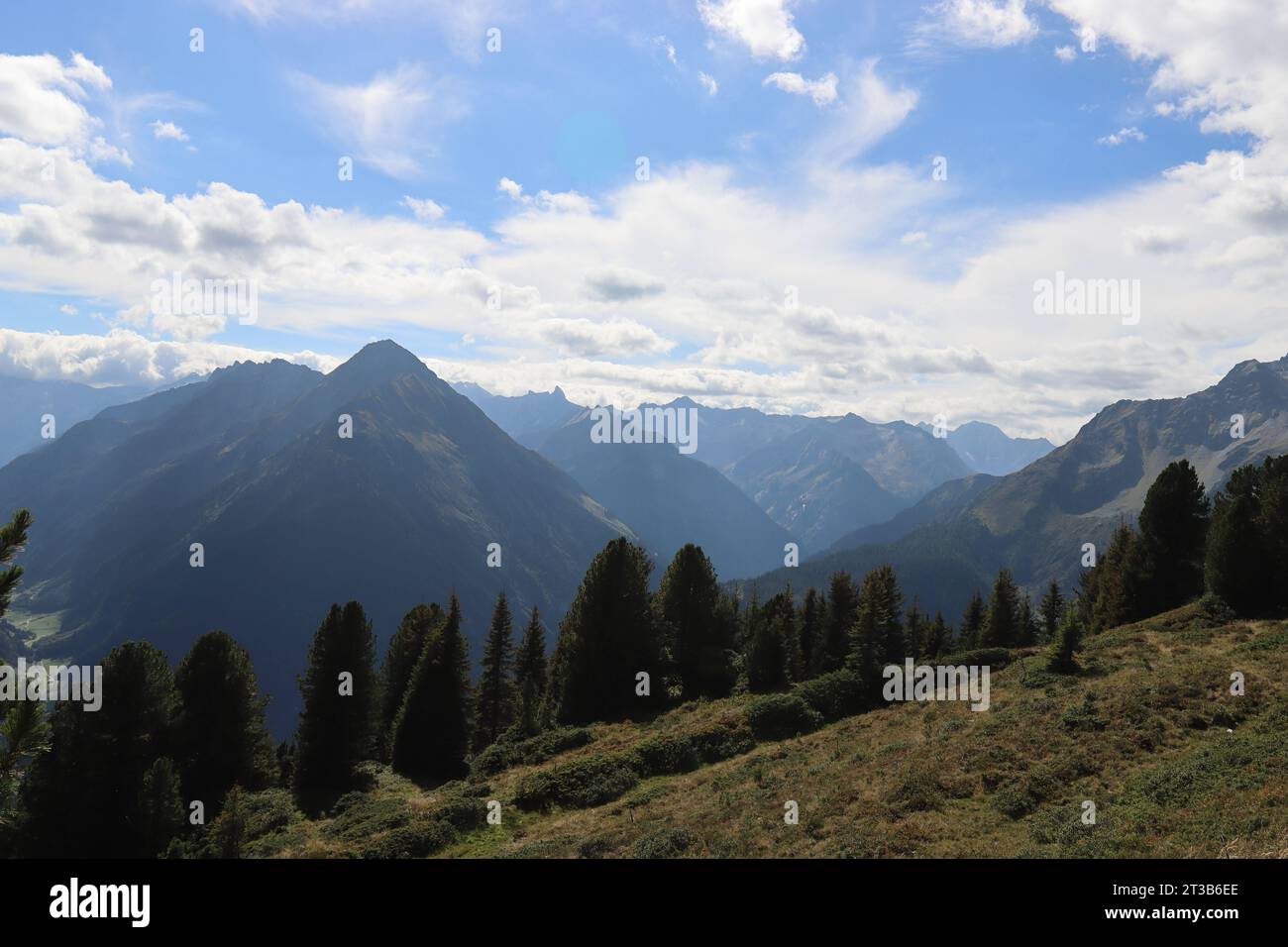 Vista dal Penkenjoch alle Alpi della Zillertal Foto Stock