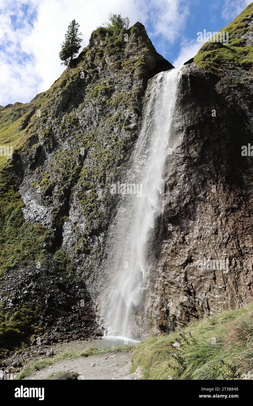 Una cascata tra le montagne, Veil Waterfall, Hintertux Foto Stock