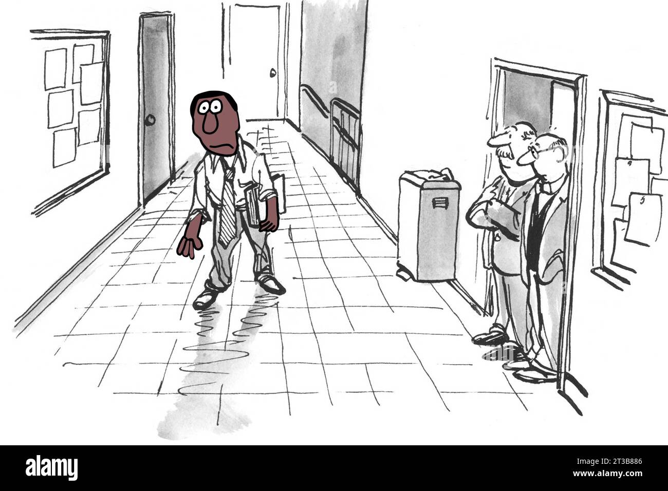 Il professore nero trascina il suo sfinito sé stesso in un corridoio di un edificio universitario. Foto Stock