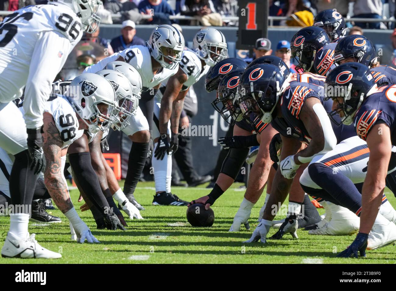 Guarda la linea di scrimmage vicino al portiere durante la gara di stagione regolare tra Las Vegas Raiders e Chicago Bears al Soldier Field di Chicago, Illinois, il 22 ottobre 2023. I Bears sconfissero i Raiders 30-12. (Max Siker / immagine dello sport) Foto Stock