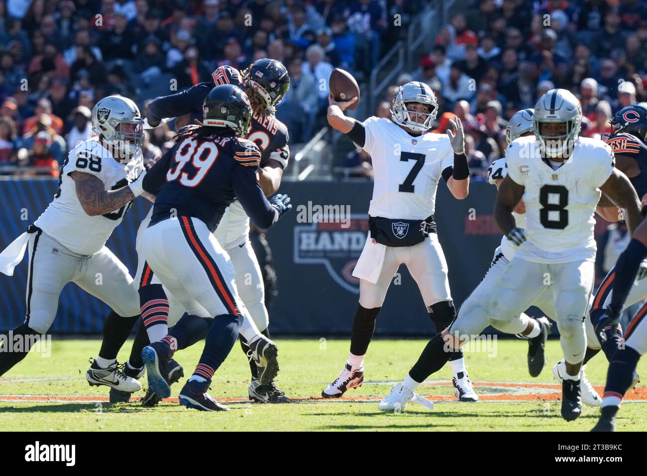 Il quarterback dei Las Vegas Raiders Brian Hoyer (7) fa un tentativo di passaggio durante la gara di stagione regolare tra i Las Vegas Raiders e i Chicago Bears al Soldier Field di Chicago, il 22 ottobre 2023. I Bears sconfissero i Raiders 30-12. (Max Siker / immagine dello sport) Foto Stock