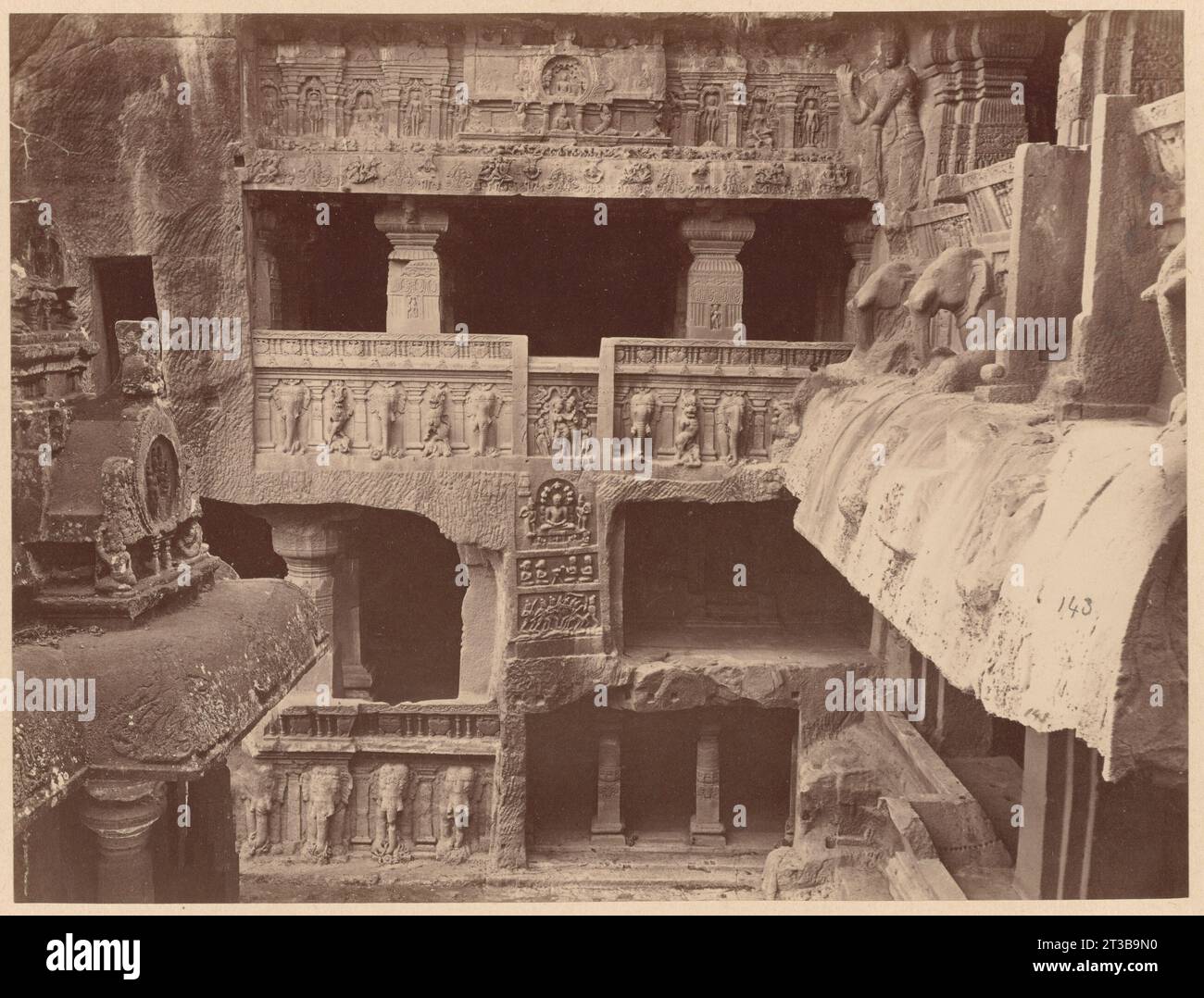 Facciata della grotta adiacente a Indra Sabha [facciata riccamente scolpita della grotta di Giain tra Indra Sabha (grotta XXXII) e Jaganatha Sabha (grotta XXXIII), Ellora] Foto Stock