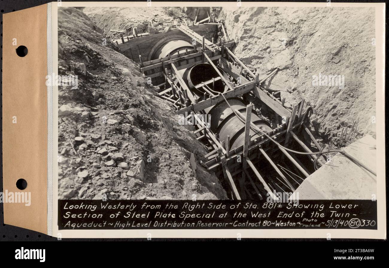 Contratto n. 80, High Level Distribution Reservoir, Weston, guardando verso ovest dal lato destro dell'sta. 881+/- mostra la sezione inferiore della piastra di acciaio speciale all'estremità occidentale del doppio acquedotto, serbatoio di distribuzione ad alto livello, Weston, Mass., 13 maggio 1940 Foto Stock