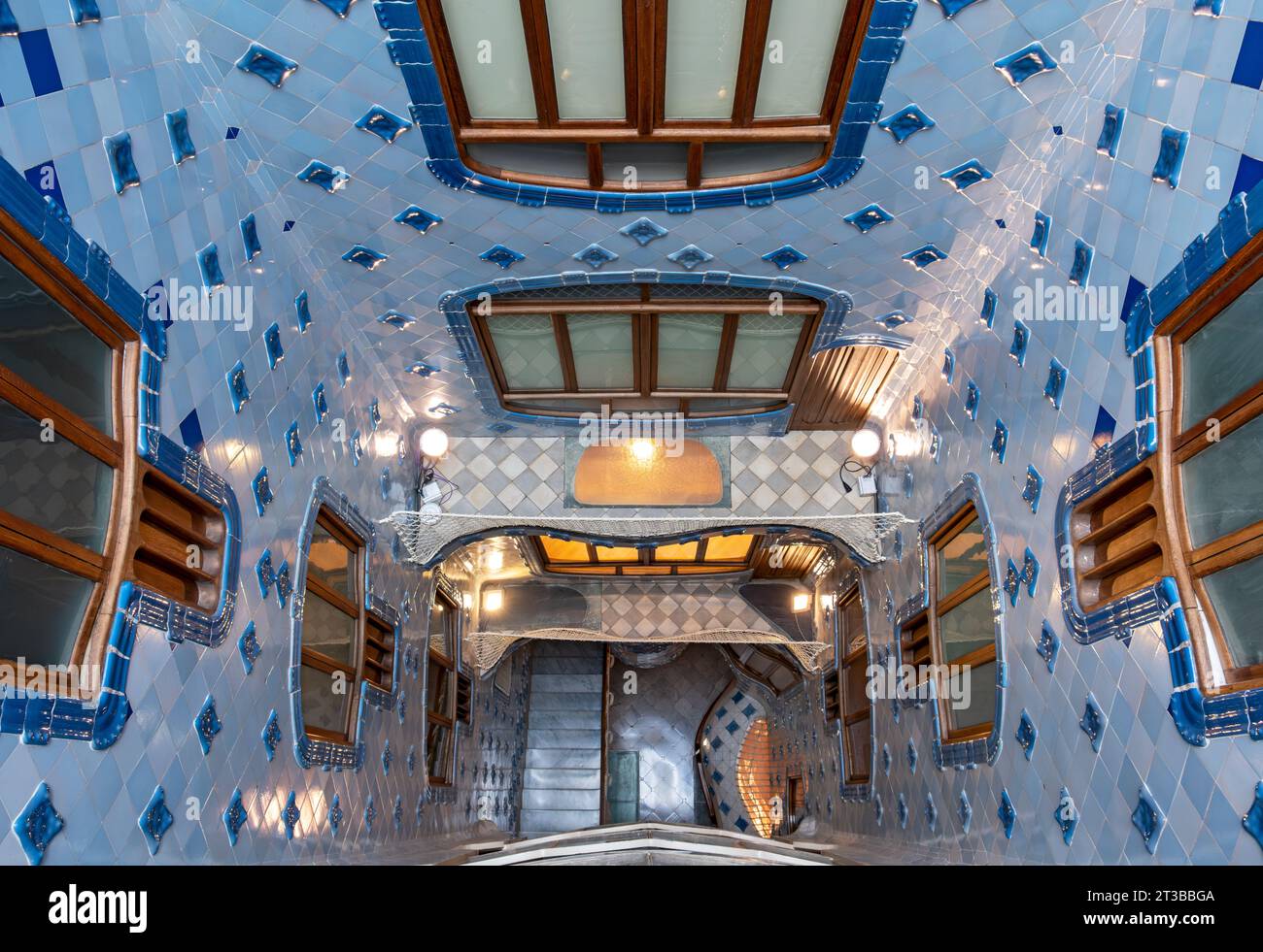 Atrium of Casa Batllo di Antoni Gaudi, Barcellona, Spagna Foto Stock