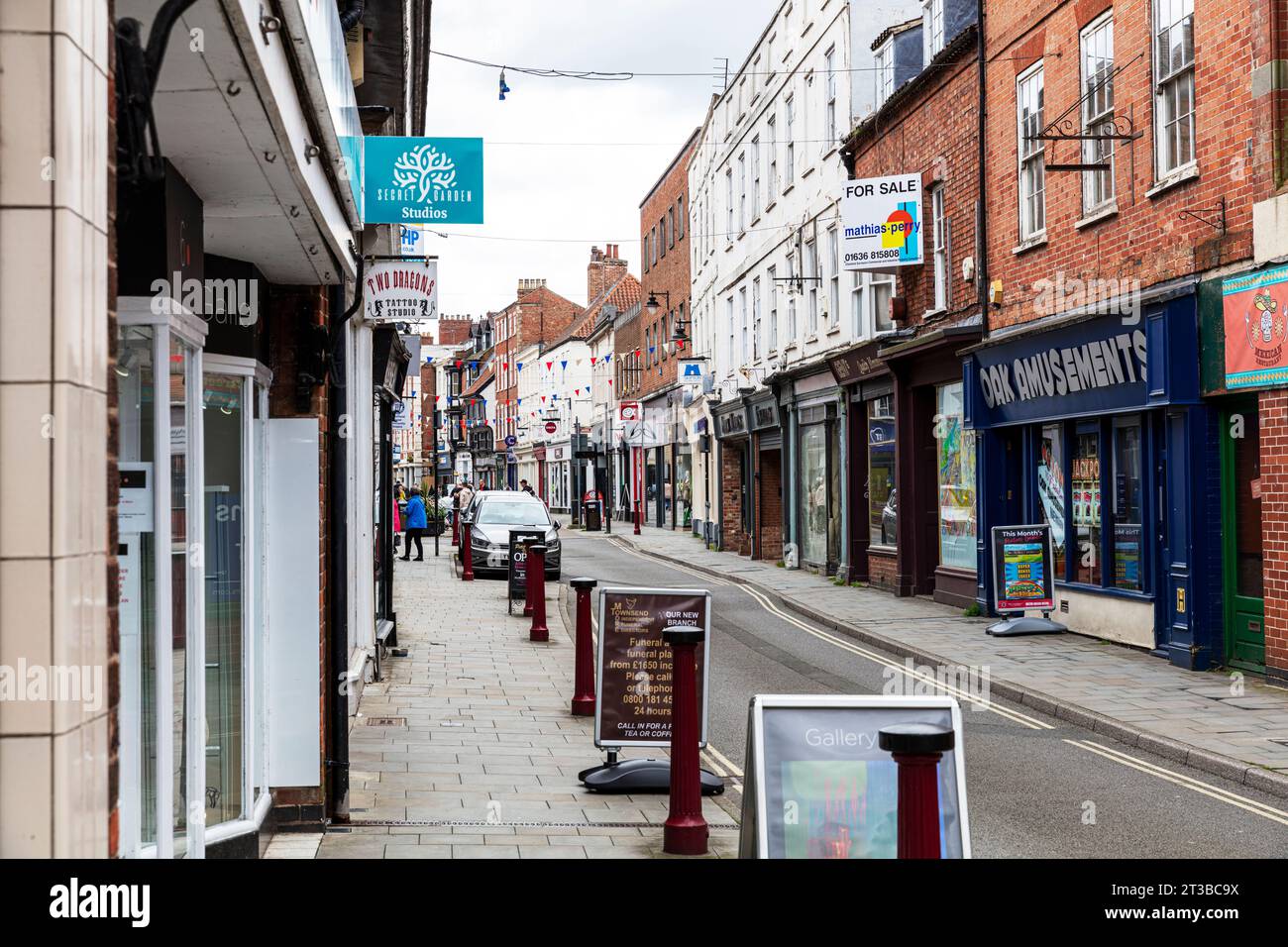 Newark, Newark on Trent, Nottinghamshire, Regno Unito, Inghilterra, Newark Town, negozi, negozi, città, centro, città, negozi di Newark, strada, strada Foto Stock