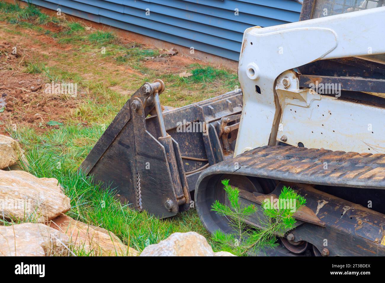 Il contributo di un piccolo bulldozer al miglioramento del territorio è evidente grazie alle sue abili operazioni di architettura paesaggistica per il movimento del suolo. Foto Stock