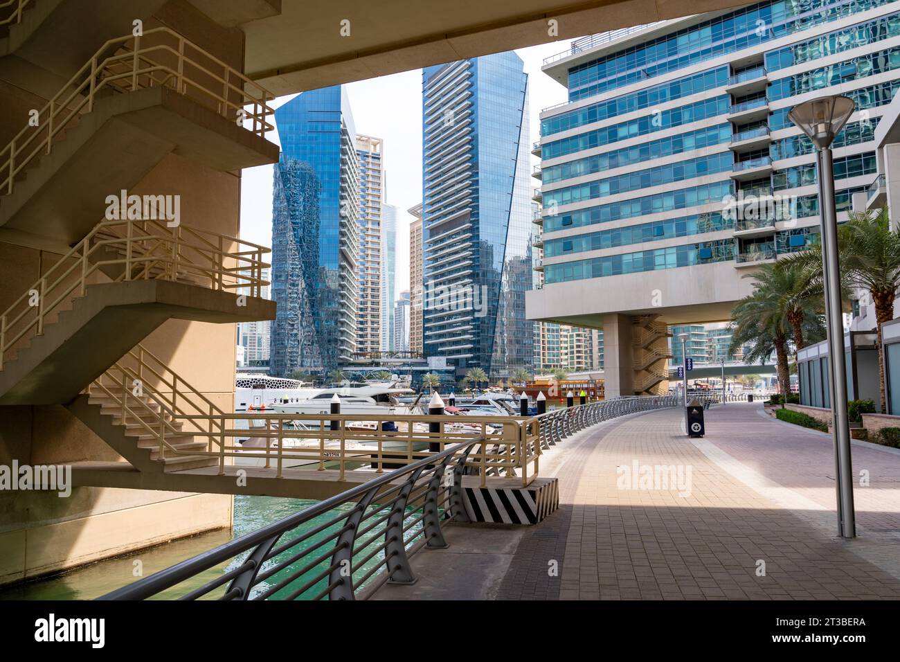 Dubai, Emirati Arabi Uniti - 12 marzo 2023: Vista dei grattacieli di Dubai mentre si cammina a Dubai Marina durante una giornata di sole Foto Stock
