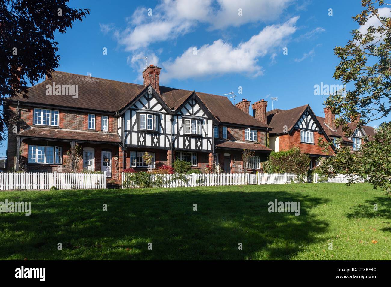 Godstone, Surrey, Inghilterra, Regno Unito, vista del grazioso villaggio in un soleggiato ottobre o in autunno Foto Stock