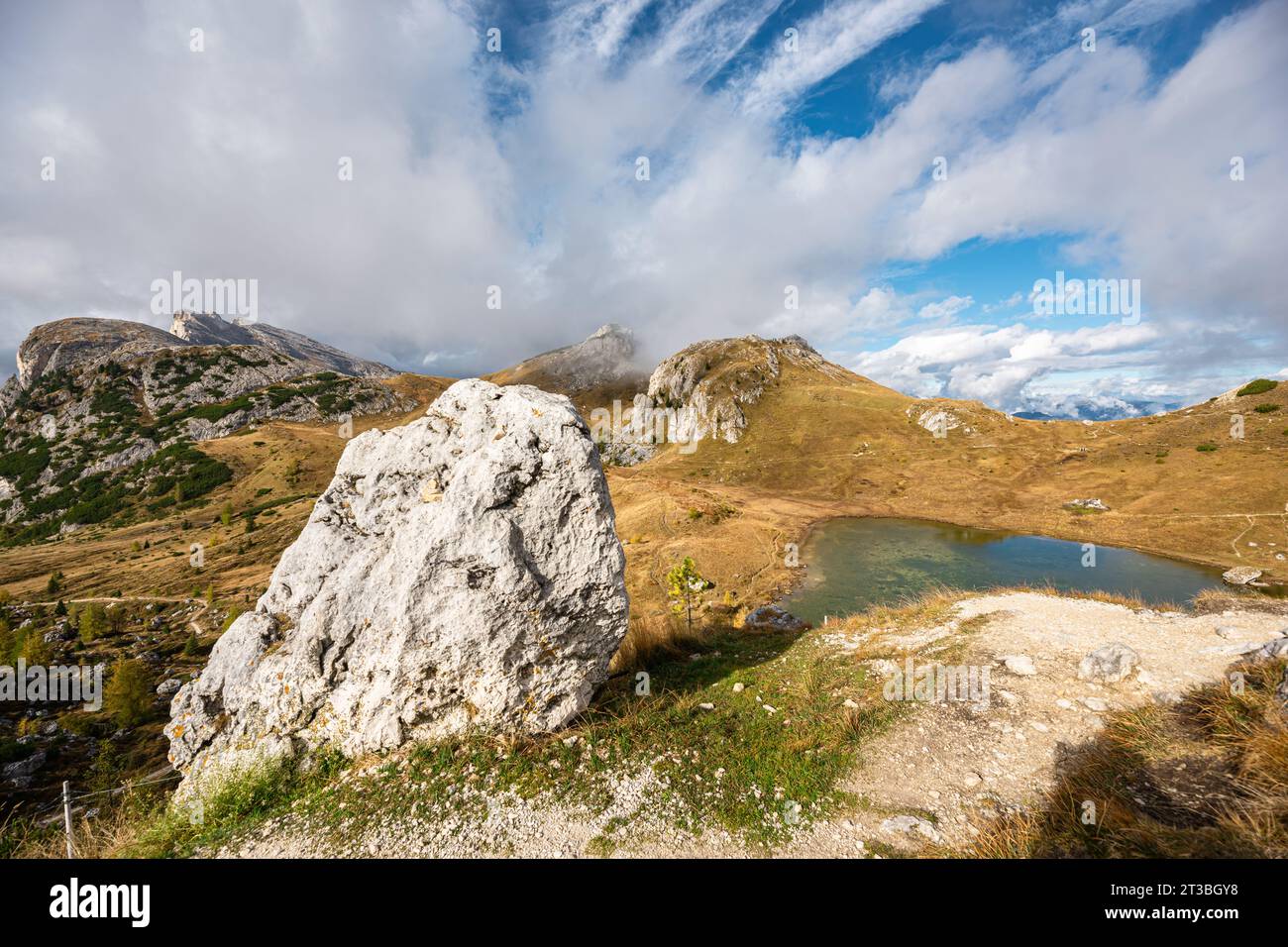 Splendida vista autunnale del Lago di Valparola, appena sopra la linea degli alberi nelle Dolomiti d'Italia. Foto Stock