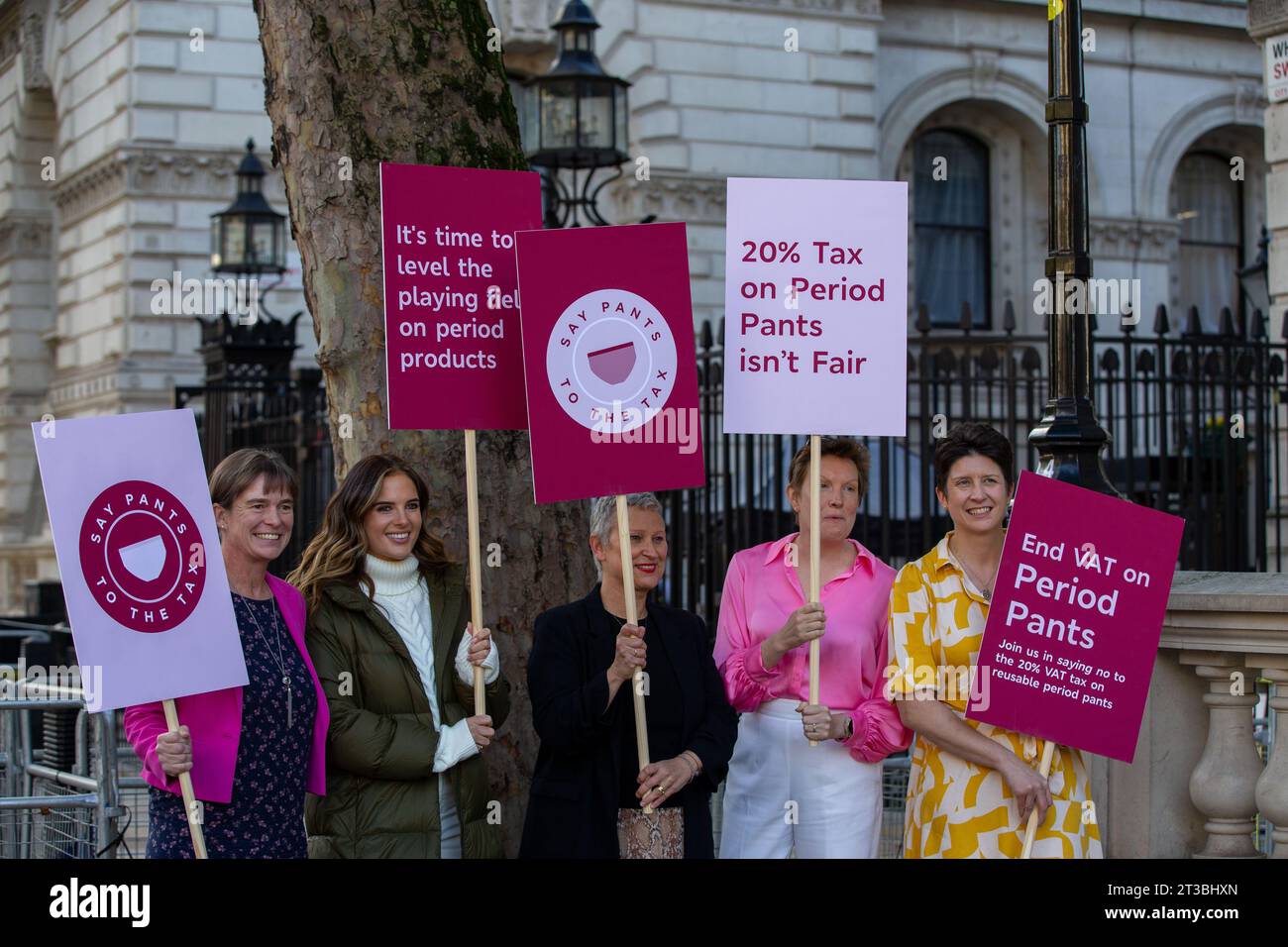 Londra, Regno Unito. 24 ottobre 2023. Una protesta fuori Downing Street contro l'IVA sul credito dei pantaloni del periodo: Richard Lincoln/Alamy Live News Foto Stock