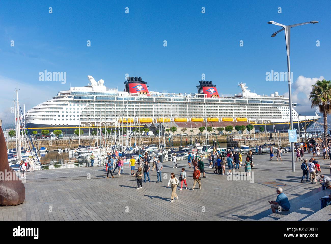 Puerto deportivo de Vigo (marina) e nave da crociera Disney Dream, Puerto de Vigo, Vigo, Provincia di Pontevedra, Galizia, Regno di Spagna Foto Stock